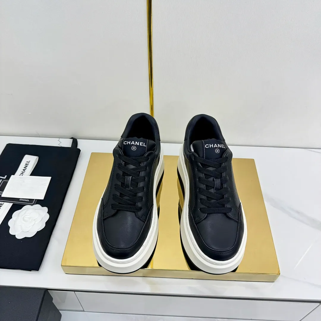 👟👟Ex-factory price 600👟👟 Upgraded version, upgraded version, upgraded version! No rebuttal accepted! ! ! ! Chanel Chanel panda shoes! 2025 counter's top casual sports shoes. This classic design; the upper is electro-embroidered with a variety of techniques; the outsole is fashionable and sporty; the unusual inclusion of a variety of color matching elements... The diversified mix and match is very good-looking and versatile, and can be used for leisure, fashion, sports, and outdoor... ꫛꫀꪝ Go➫ Materials: ❶Upper made of: original imported first-layer silk cowhide + original waterproof cloth + original first-layer cowhide ❷Inner lining: Original Yangli+Net ❸Outsole based on: Original TPU combination outsole Counter boutique packaging complete set for women 35–41 👉 👉 👉 👉 👉